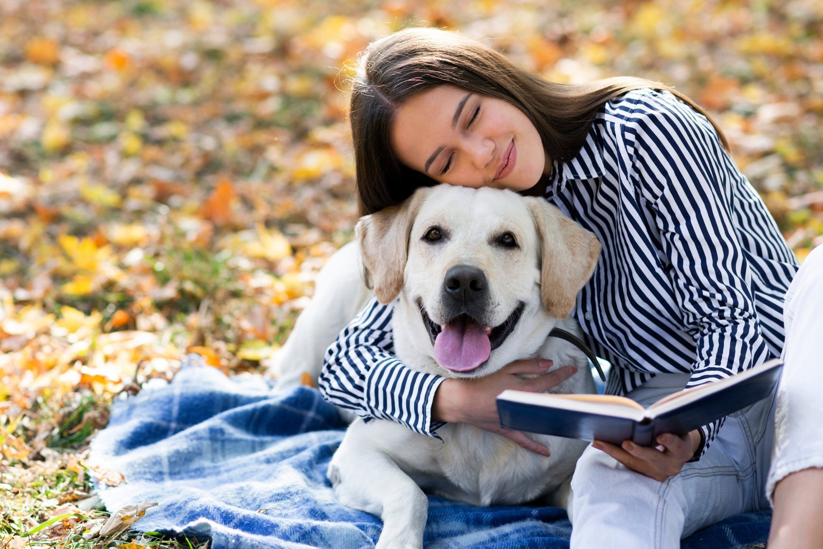 mujer enamorada de su labrador scaled.jpg